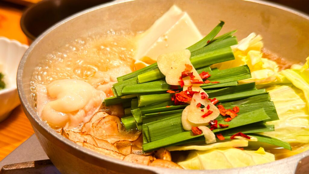 やまや_「やまや自慢のもつ鍋膳」のもつ鍋を温めている様子