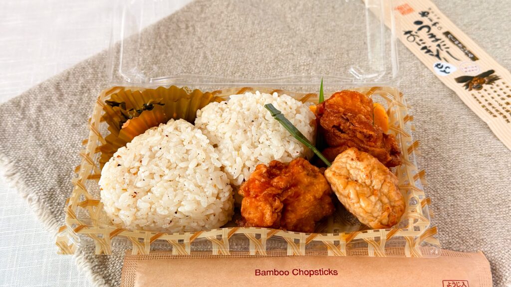 やまや_「やまや うまだしおにぎりセット」のふた開け