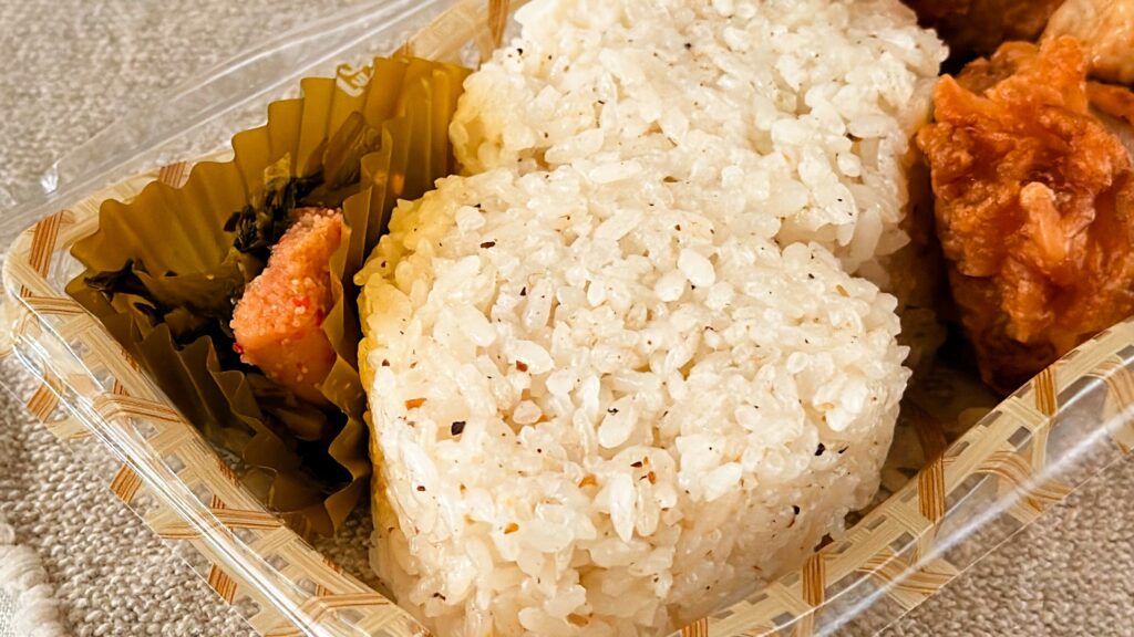 やまや_「やまや うまだしおにぎりセット」のおにぎりと明太子がのった漬物