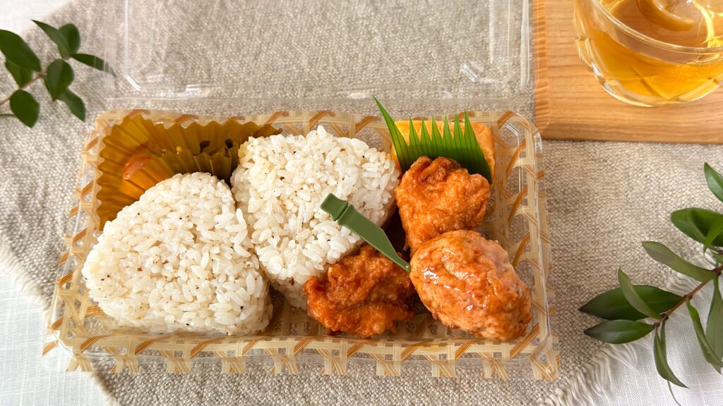 やまや_「やまや うまだしおにぎりセット」とお茶が並んでいる様子