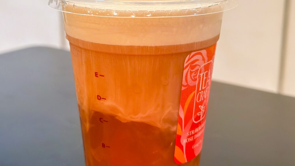 ゴンチャ_層になった「ストロベリー&ローズ ダージリン ミルフォティー」の表面