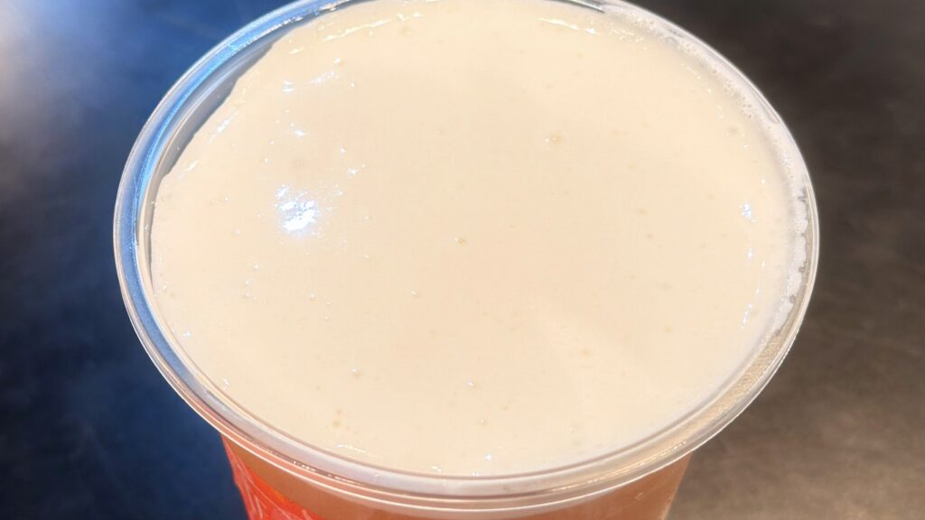 ゴンチャ_「ストロベリー&ローズ ダージリン ミルフォティー」のふた開け