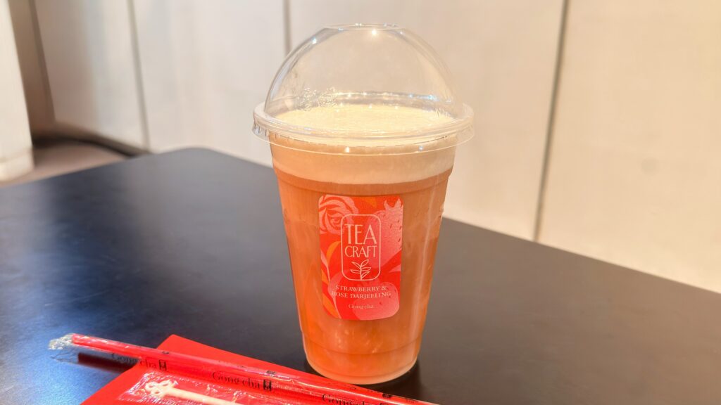 ゴンチャ_「ストロベリー&ローズ ダージリン ミルフォティー」とストロー