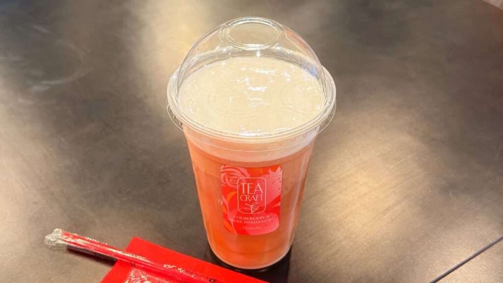 ゴンチャ_カップにはいった「ストロベリー&ローズ ダージリン ミルフォティー」