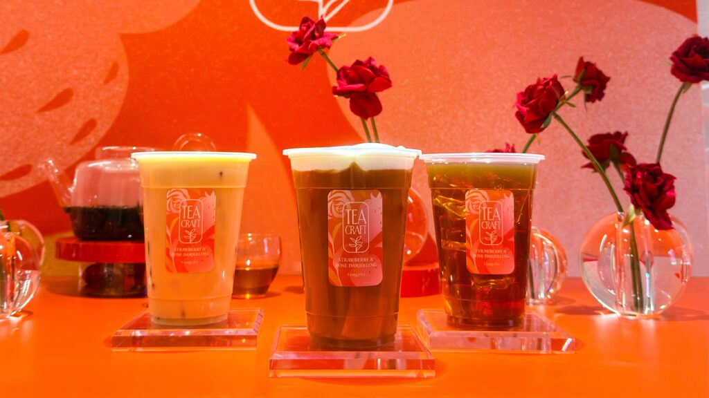 ゴンチャ_新作「ストロベリー&ローズ ダージリン ミルフォティー」や「ストロベリー&ローズ ダージリンティー」「ストロベリー&ローズ ダージリン アーモンドミルクティー」が並んでいる様子