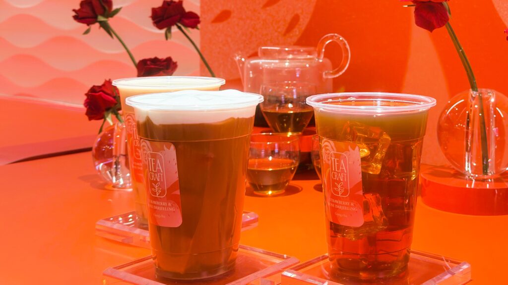 ゴンチャ_フォトスポットに置かれた3種類の「ストロベリー&ローズ ダージリン」