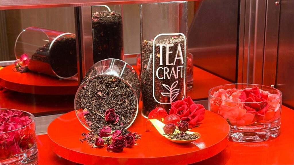 ゴンチャ_「TEACRAFT 原宿店」のレジ横に飾られたディスプレイ