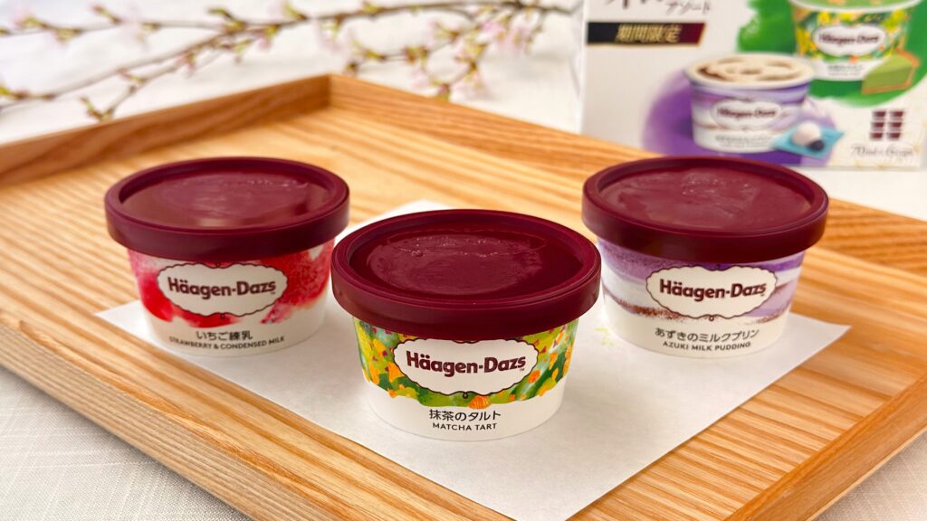 ハーゲンダッツ_「和のスイーツ アソート」の抹茶のタルトやいちご練乳、あずきのミルクプリンが並んでいる様子