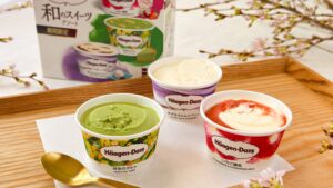 ハーゲンダッツ_「和のスイーツ アソート」のアイスクリームのふた開け