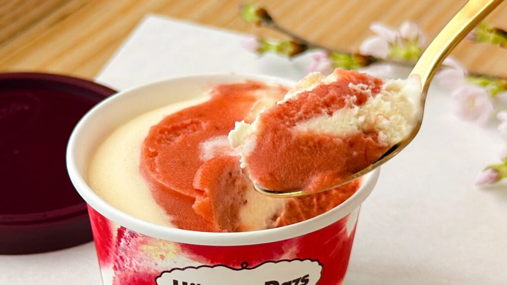 ハーゲンダッツ_「和のスイーツ アソート」のいちご練乳をスプーンですくっている様子
