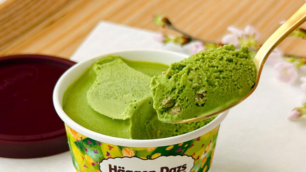 ハーゲンダッツ_「和のスイーツ アソート」の抹茶のタルトをスプーンですくっている様子