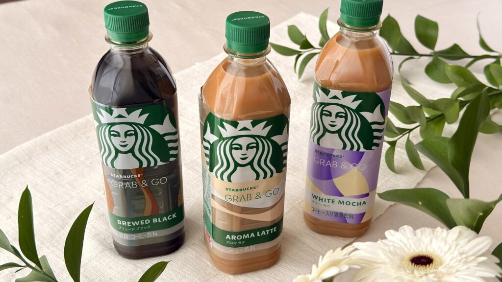 スターバックス_「スターバック®GRAB&GO」シリーズのペットボトルやグラスに注いだ飲み物が並んでいる様子
