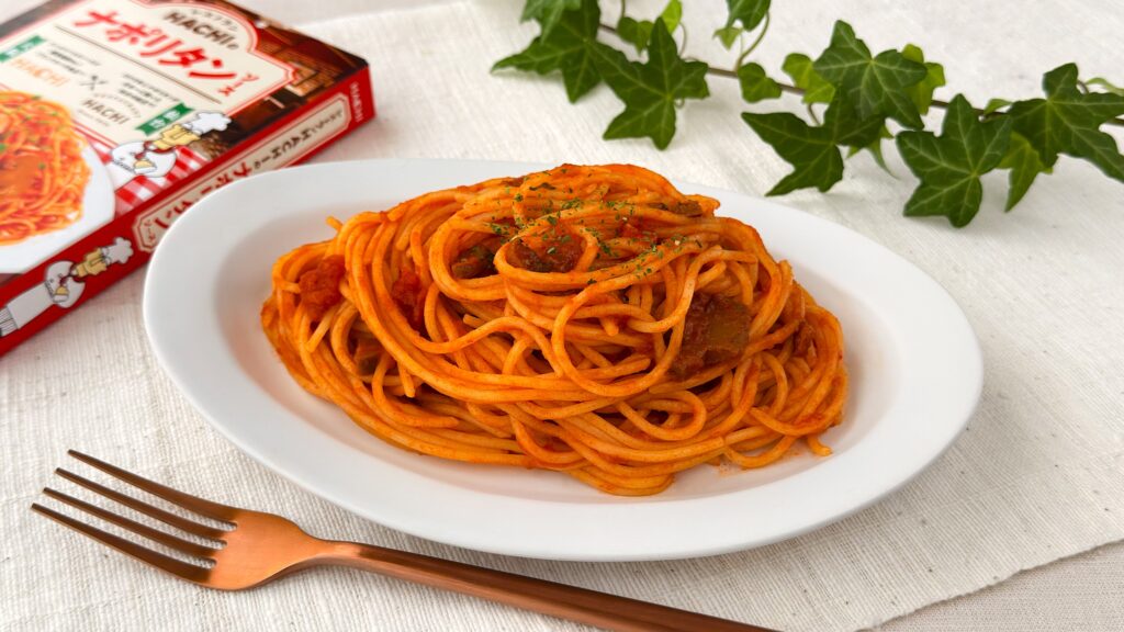 HACHI_「レストランHACHIのナポリタンソース」をかけたパスタの皿盛り