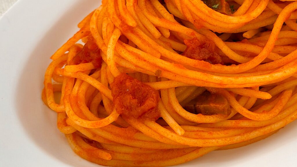 HACHI_「レストランHACHIのナポリタンソース」をかけたパスタと具材