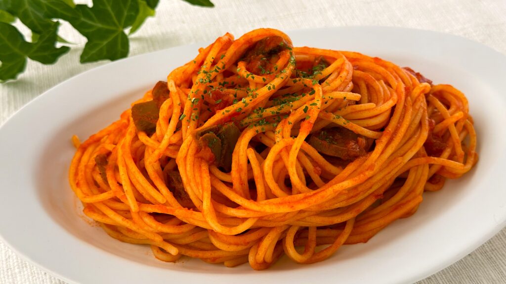 HACHI_「レストランHACHIのナポリタンソース」をかけたパスタの皿のせ