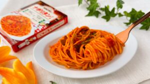 HACHI_「レストランHACHIのナポリタンソース」をかけたパスタをフォークで持っている様子