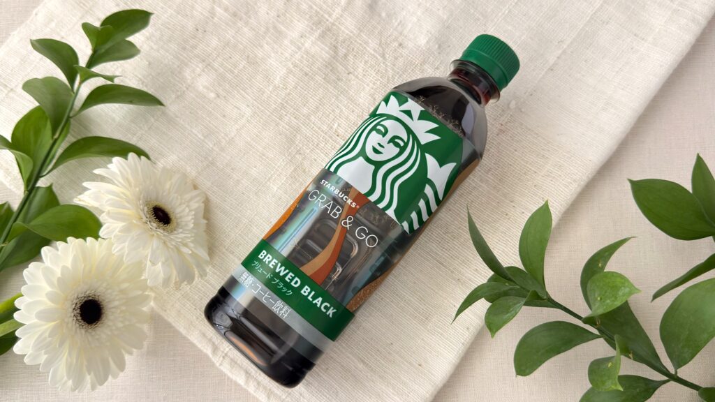 スターバックス_斜めに置いた「スターバックス® GRAB&GO ブリュード ブラック」