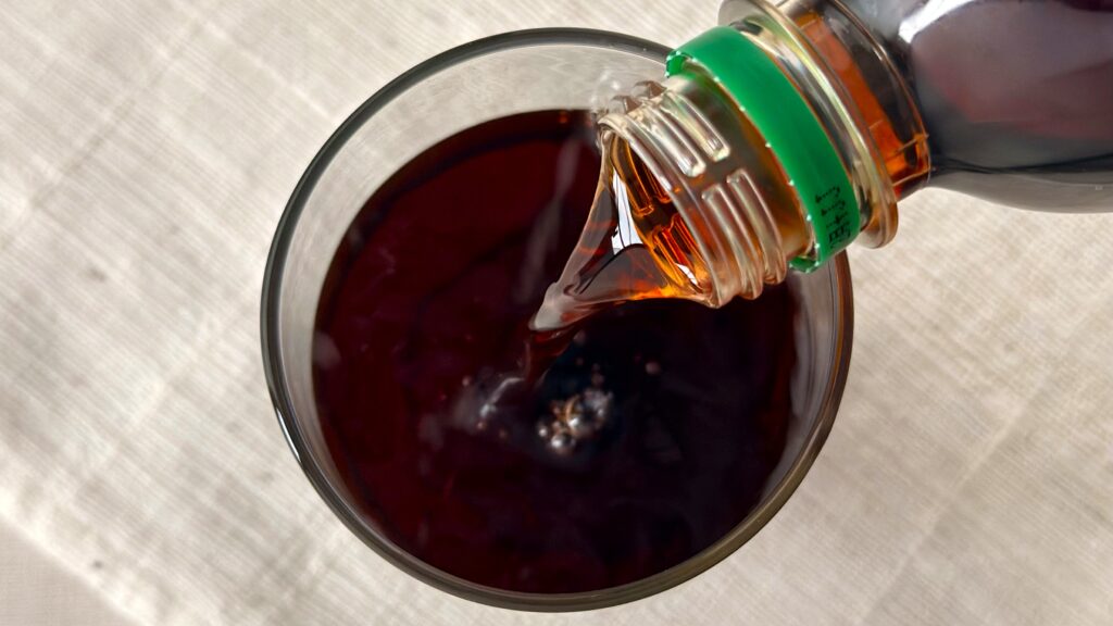 スターバックス_「スターバックス® GRAB&GO ブリュード ブラック」をグラスに注いでいる様子