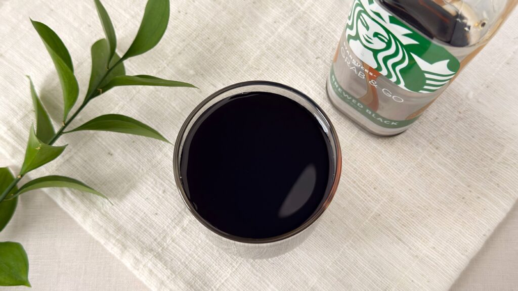 スターバックス_グラスに注いだ「スターバックス® GRAB&GO ブリュード ブラック」とペットボトル