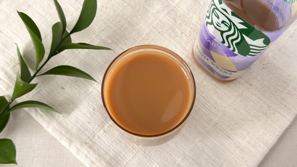 スターバックス_グラスに注いだ「スターバックス® GRAB&GO ホワイトモカ」