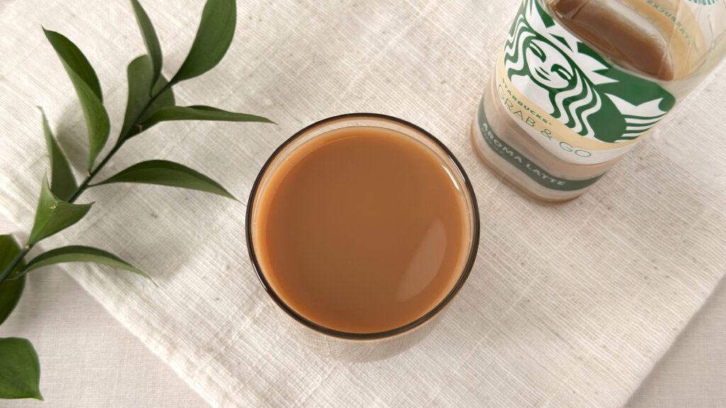 スターバックス_グラスに注いだ「スターバックス® GRAB&GO アロマ ラテ」とペットボトル