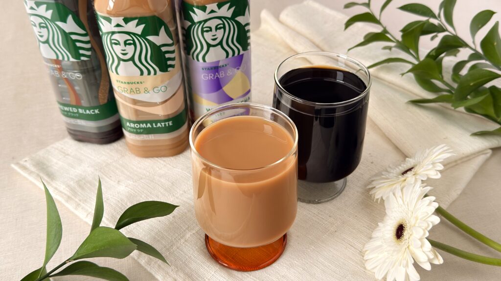 スターバックス_テーブルの上に並んだ「スターバック®GRAB&GO」シリーズのペットボトルやグラス