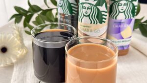 スターバックス_「スターバック®GRAB&GO」シリーズのペットボトルやグラスに注いだ飲み物が並んでいる様子