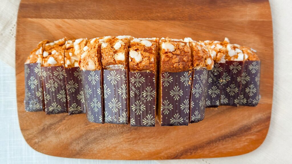 ドンク_「コロンバ(大)」をカットしている様子