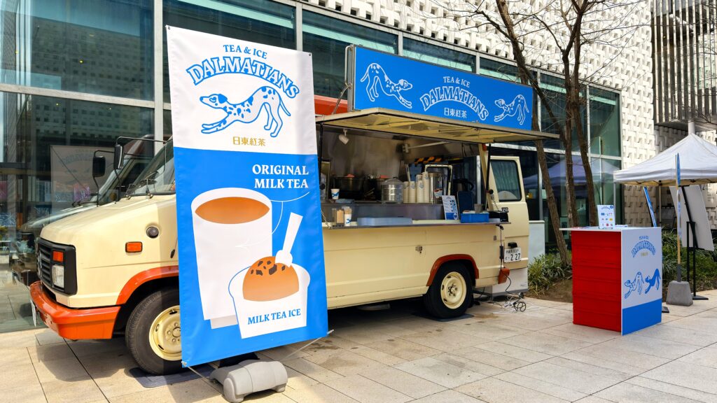 日東紅茶_「ダルメシアンズ」のキッチンカーや看板が置いてある様子