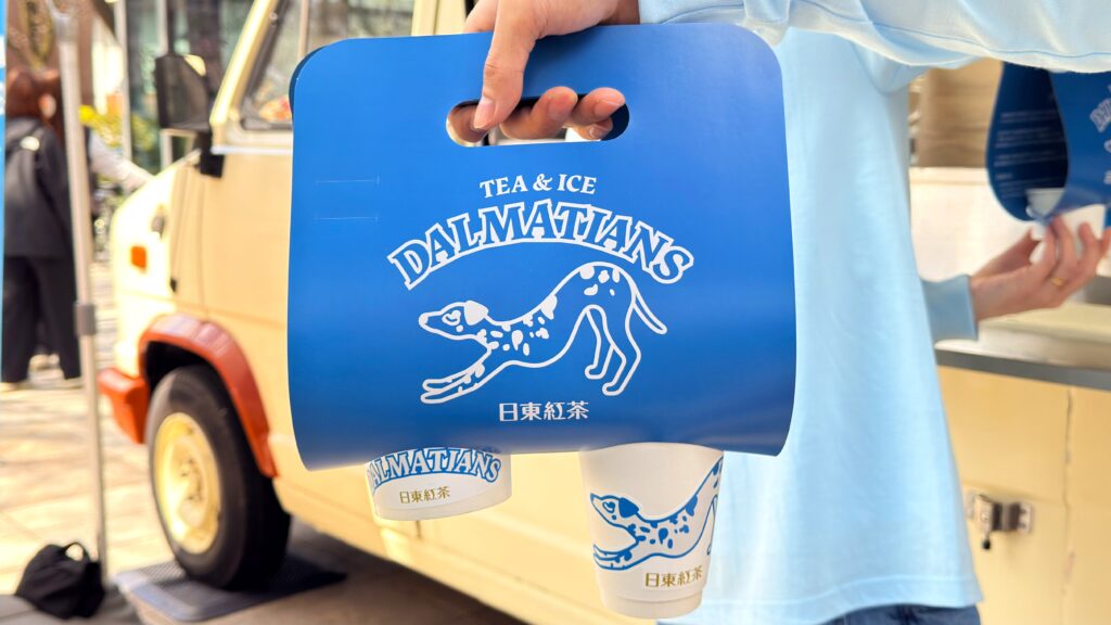 日東紅茶_「ダルメシアン セット」(オリジナル ミルクティー)」を持っている様子