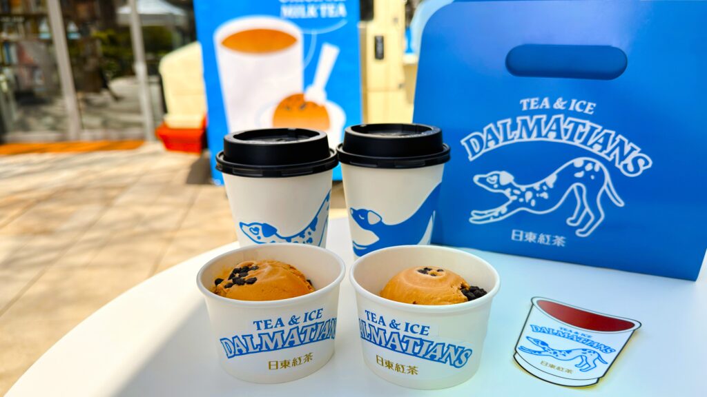 日東紅茶_キッチンカーの前に「ダルメシアン セット」（ホットストレートティー）」や「ダルメシアン セット」（オリジナル ミルクティー）」が置いてある様子