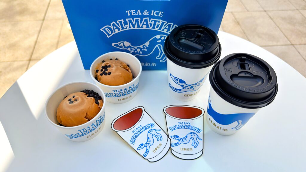 日東紅茶_「ダルメシアン セット」(ホットストレートティー)」や「ダルメシアン セット」(オリジナル ミルクティー)」が並んでいる様子