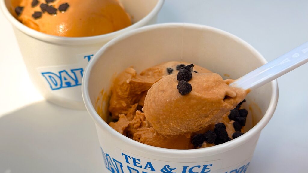 日東紅茶_「ミルクティーアイス」をスプーンですくっている様子