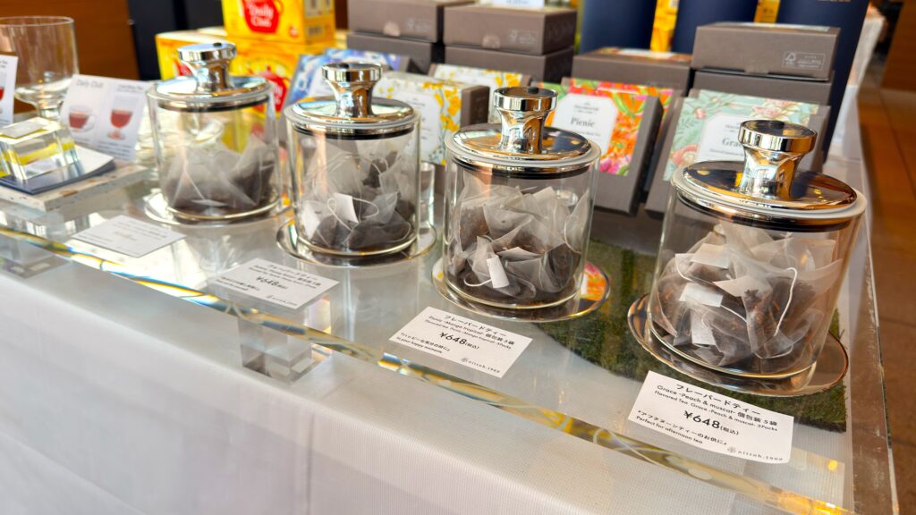 日東紅茶_フレーバードティーがはいった瓶が置かれている様子