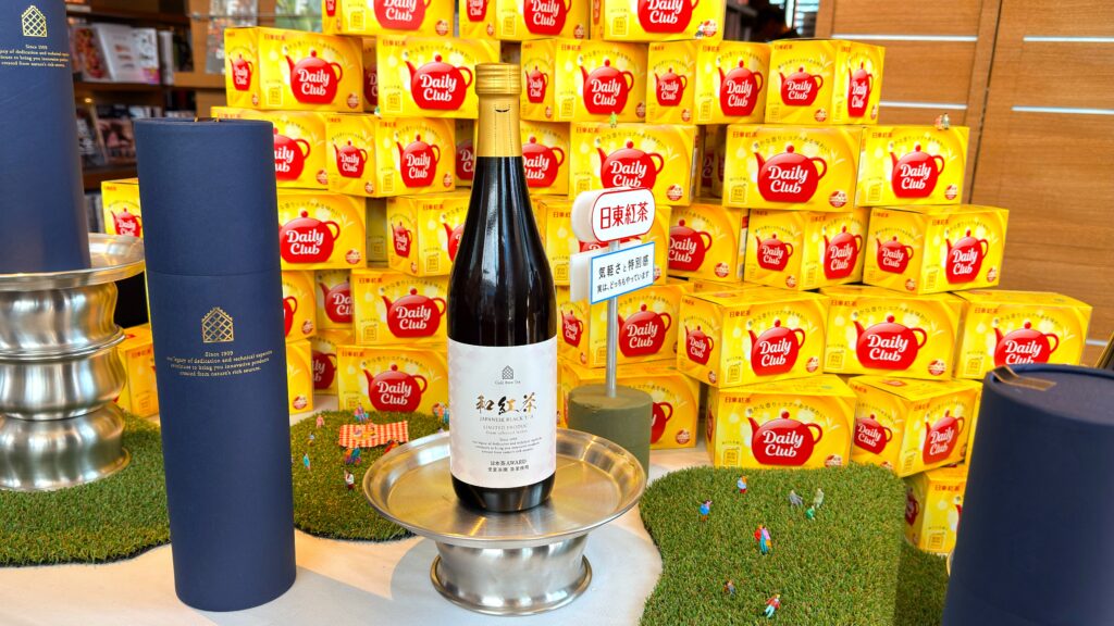 日東紅茶_和紅茶のボトル入りコールドブリューティーやフレーバードティーが並んでいる様子