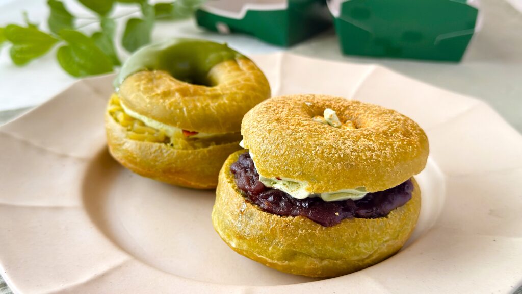 ミスタードーナツ_「ドら抹茶 つぶあん華ホイップ」と「ドら抹茶 栗あん抹茶ホイップ」の皿盛り