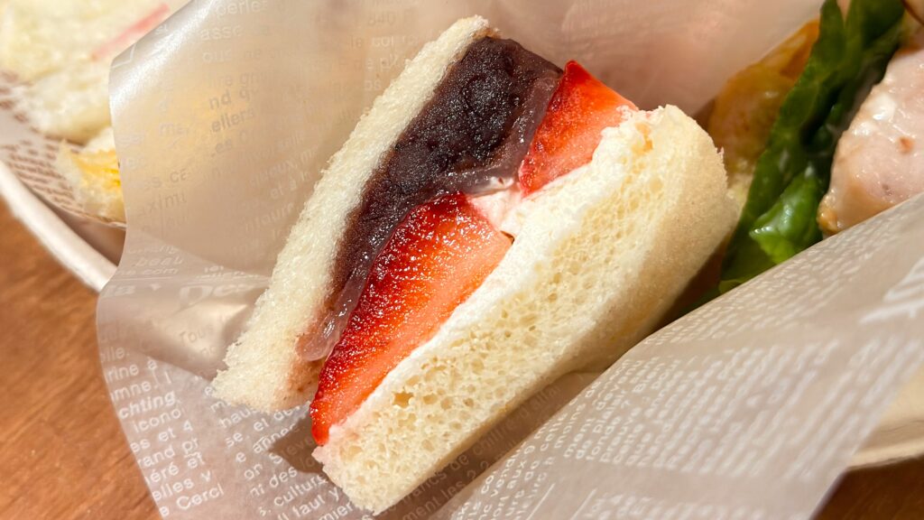 エキュート大宮_エキナカパンめぐり「和甘の特撰あずきとあまおう苺の大福サンド」の断面