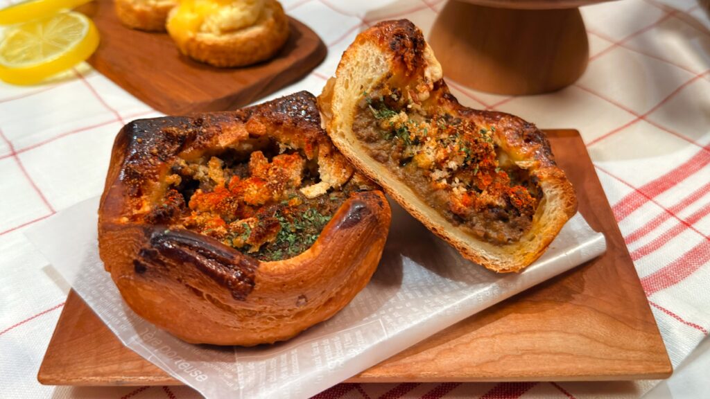 エキュート大宮_エキナカパンめぐり「飯能産鹿肉のジビエカレーデニッシュ」の皿のせ