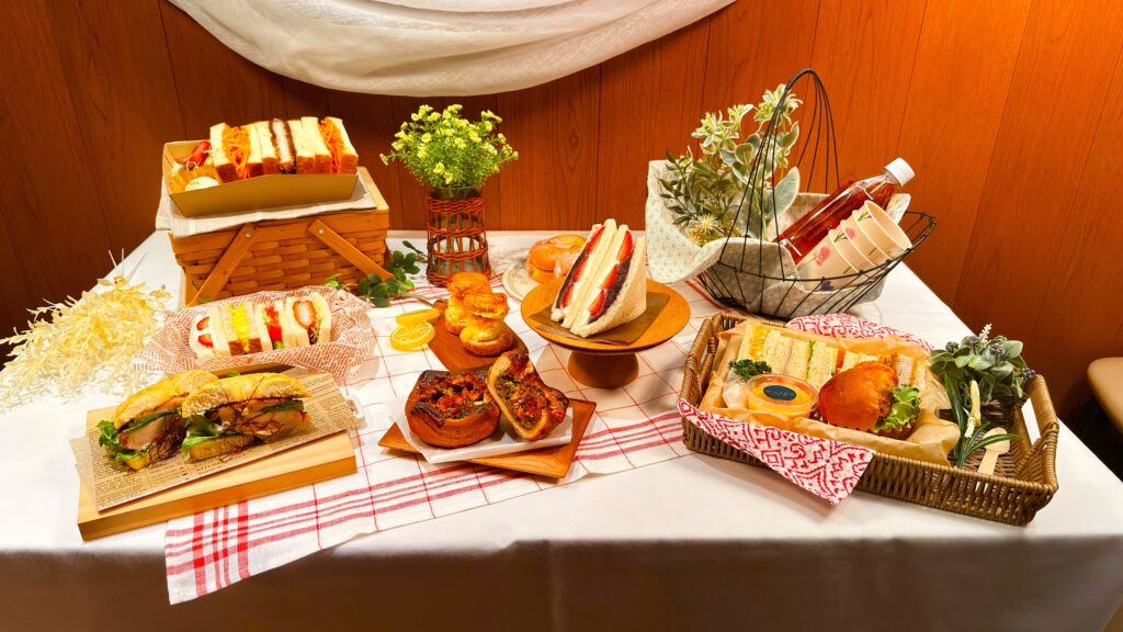 エキュート大宮_エキナカパンめぐりのパンがテーブルに置いてある様子