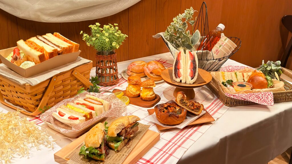 エキュート大宮_テーブルの上に置かれたエキナカパンめぐりのパン