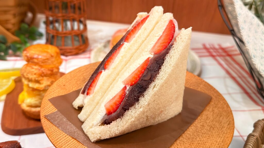 エキュート大宮_エキナカパンめぐり「和甘の特撰あずきとあまおう苺の大福サンド」の皿のせ