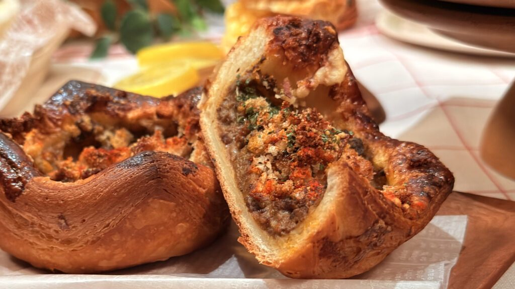 エキュート大宮_エキナカパンめぐり「飯能産鹿肉のジビエカレーデニッシュ」の断面