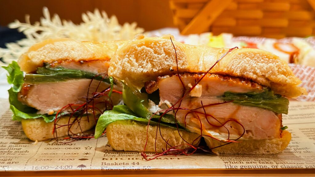 エキュート大宮_エキナカパンめぐり「アスパラミニロールチキンサンド」の皿のせ