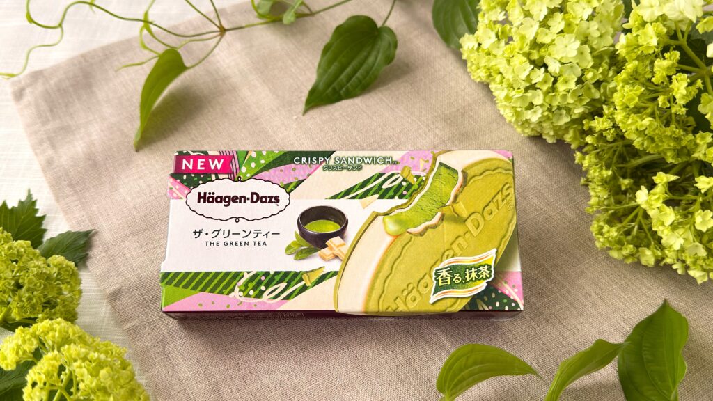 ハーゲンダッツ_クリスピーサンド「ザ・グリーンティー」のパッケージが置いてある様子