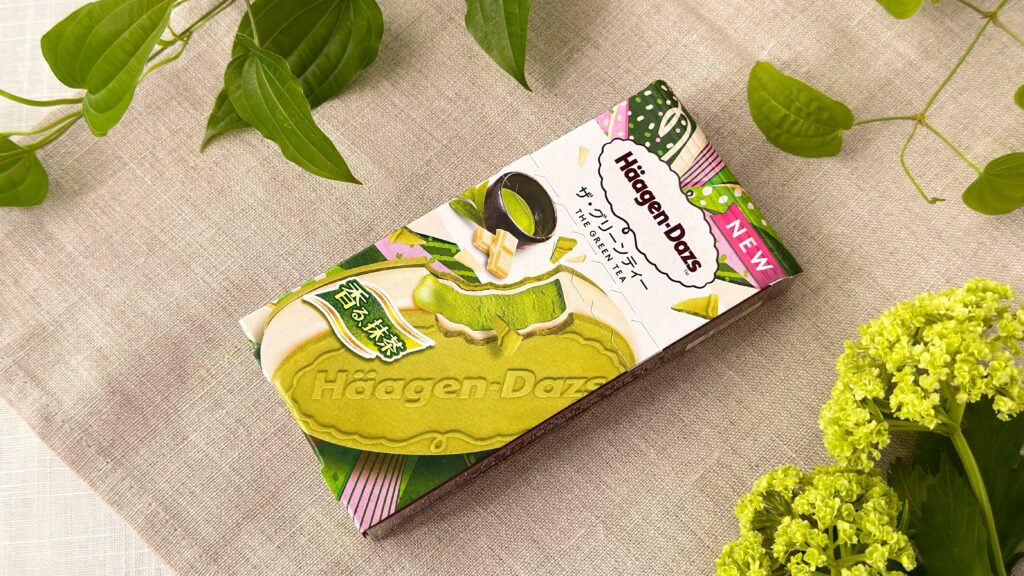 ハーゲンダッツ_テーブルの上に置いたクリスピーサンド「ザ・グリーンティー」のパッケージ