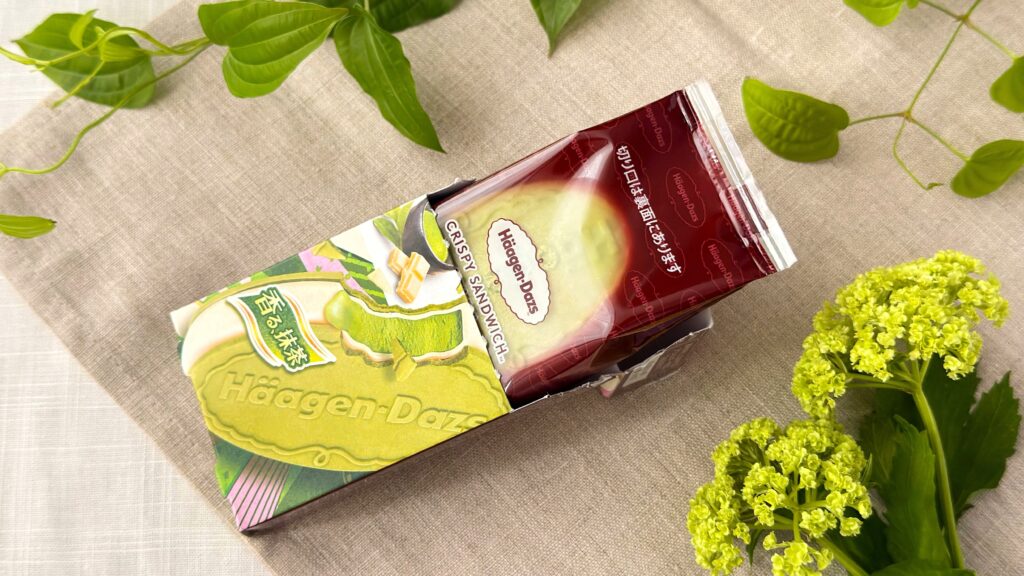 ハーゲンダッツ_ビニールに梱包されたクリスピーサンド「ザ・グリーンティー」