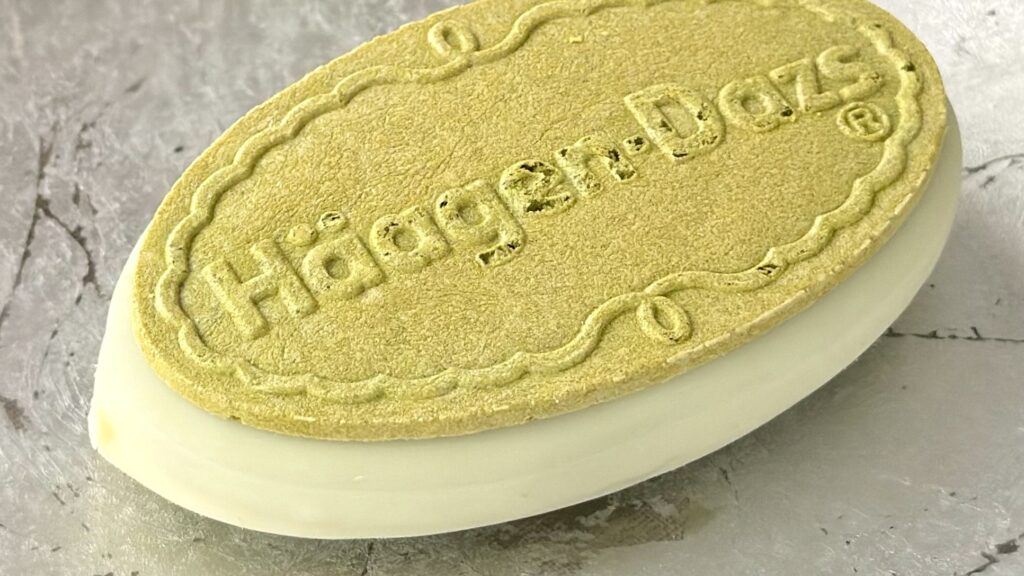 ハーゲンダッツ_クリスピーサンド「ザ・グリーンティー」の皿のせ