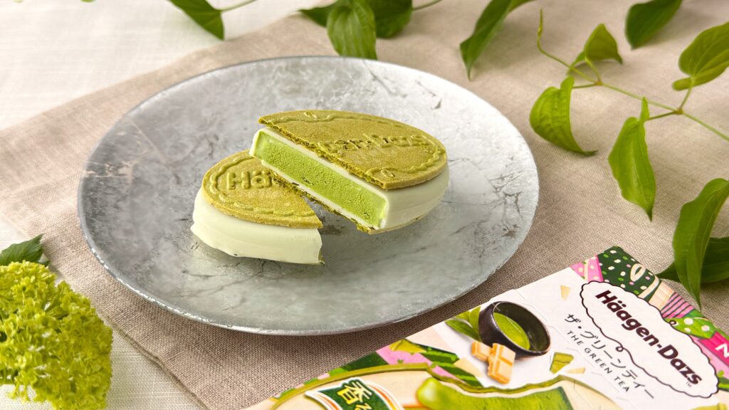 ハーゲンダッツ_カットしたクリスピーサンド「ザ・グリーンティー」の皿のせとパッケージ