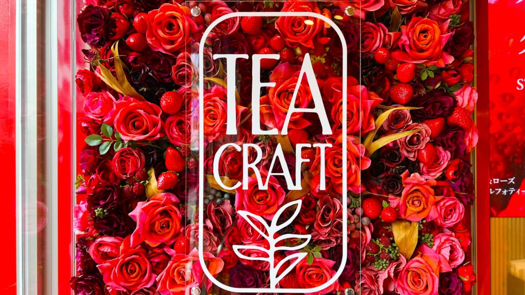 ゴンチャ_「TEACRAFT 原宿店」の出入り口に飾られた看板とお花