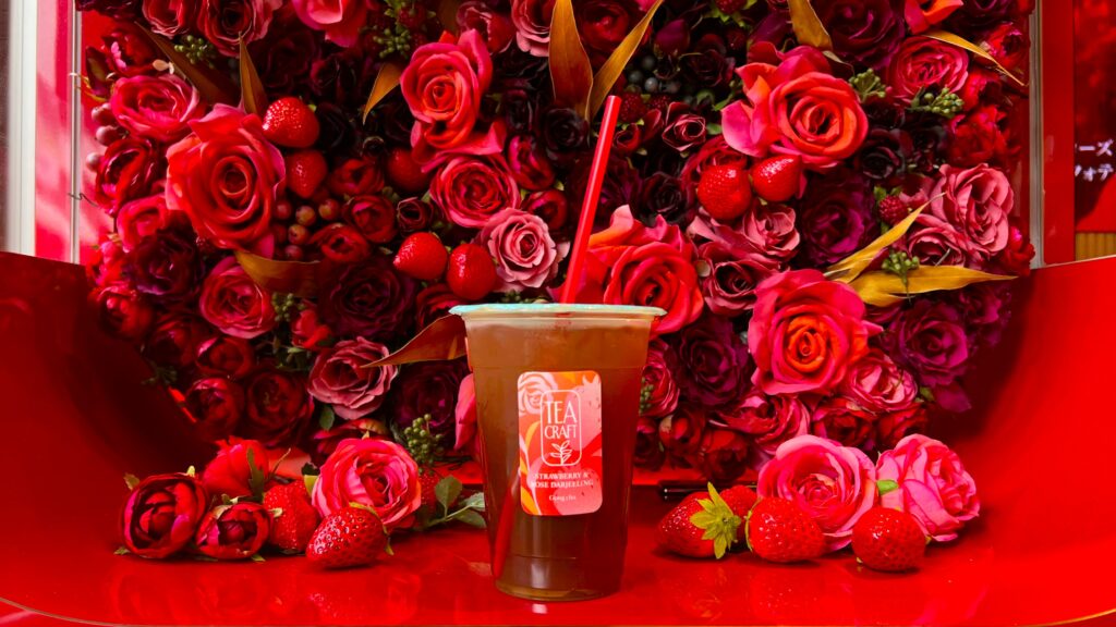 ゴンチャ_「TEACRAFT 原宿店」の出入り口付近にあるお花と「ストロベリー&ローズ ダージリン」